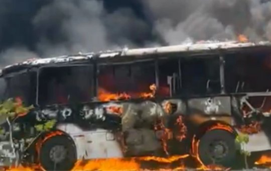 Ônibus pega fogo na avenida Orlando Gomes, em Salvador; não houveram feridos