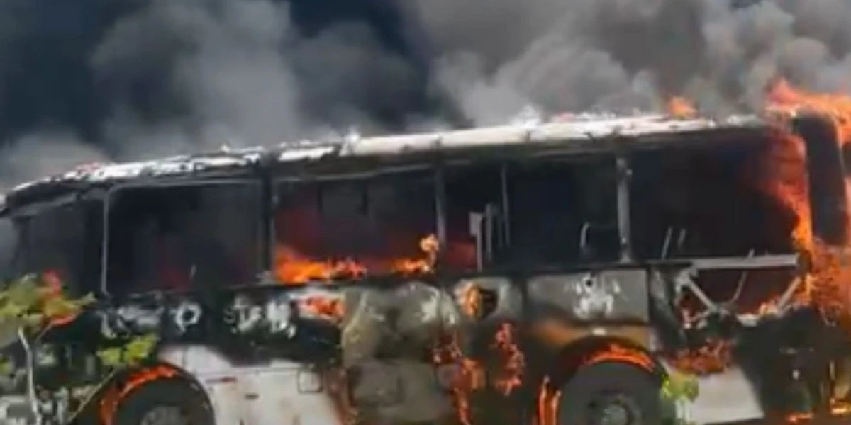 ônibus em chamas