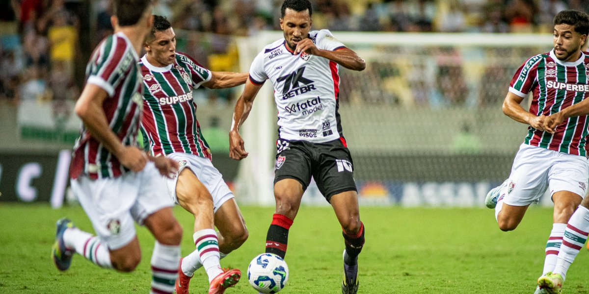 Lucas Braga com a bola
