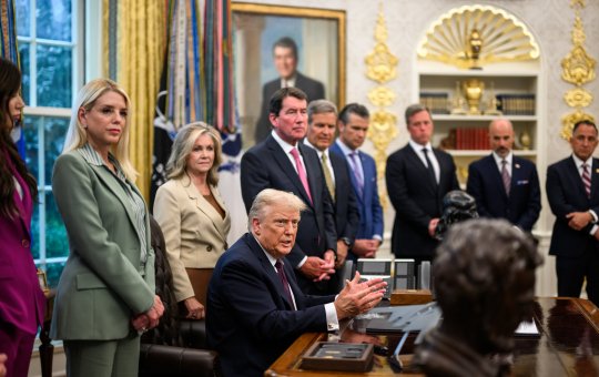 Donald Trump manda repórter ficar quieta e a chama de 'irritante' durante coletiva na Casa Branca