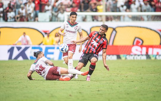 Com Dudu expulso ainda no primeiro tempo, Vitória perde e se complica na tabela