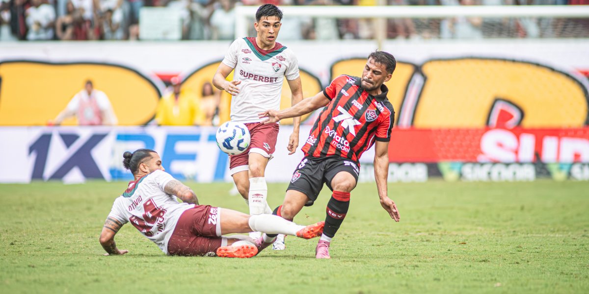 Ronald sendo marcado por dois jogadores do Fluminense