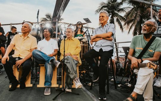 Caetano Veloso e Gilberto Gil participam de show contra a PEC da Blindagem em Copacabana