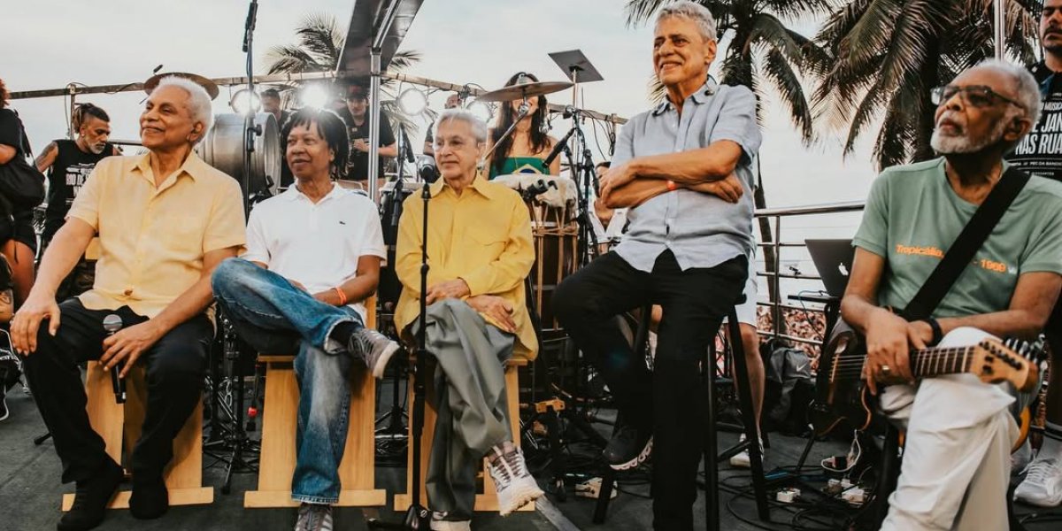 Caetano Veloso e Gilberto Gil participam de show contra a PEC da Blindagem em Copacabana