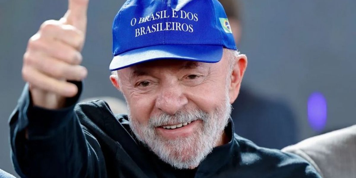 Presidente Lula com boné escrito "O Brasil é dos brasileiros"
