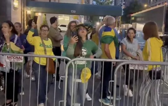 Lula é vaiado por grupo de brasileiros em chegada aos Estados Unidos