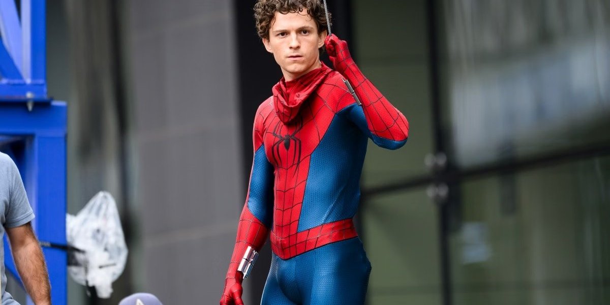 Tom Holland em gravação do novo filme de Homem-Aranha