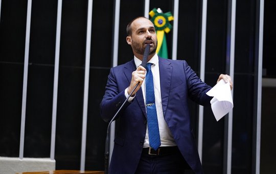 Motta barra Eduardo Bolsonaro na liderança da minoria e escancara risco de cassação por faltas