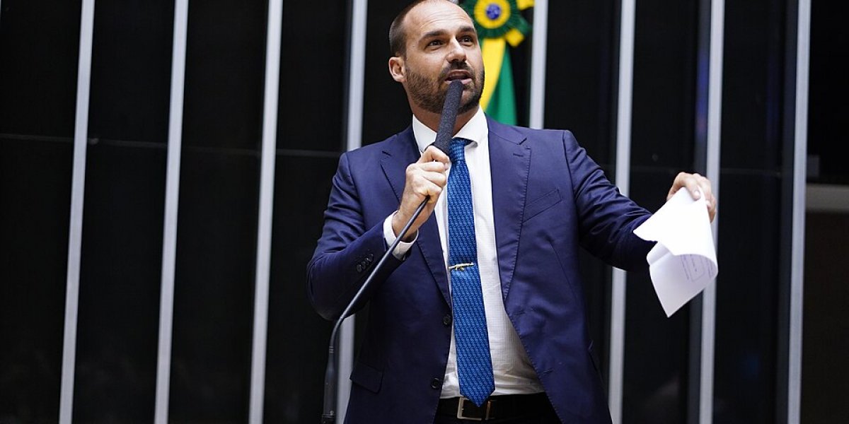 Motta barra Eduardo Bolsonaro na liderança da minoria e escancara risco de cassação por faltas