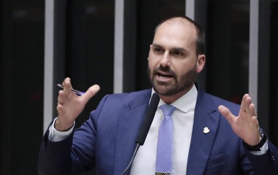 Cassação de Eduardo Bolsonaro pode começar a tramitar na Câmara nesta terça-feira (23)