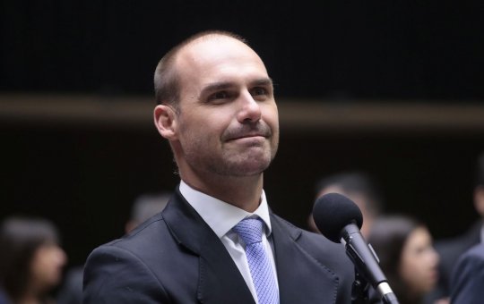 Diante de condenação do pai, Eduardo Bolsonaro afirma: "Com meu pai fora, eu sou candidato à Presidência"