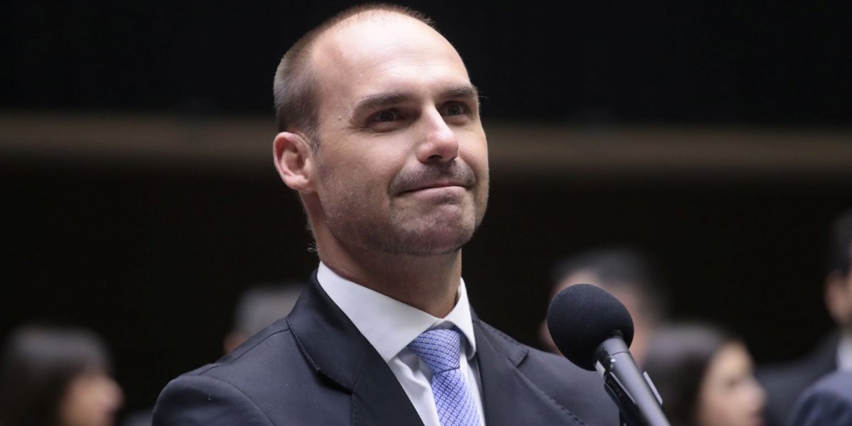 Diante de condenação do pai, Eduardo Bolsonaro afirma: "Com meu pai fora, eu sou candidato à Presidência"