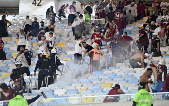 Cenas lamentáveis: torcida do Lanús entra em conflito com a polícia no Maracanã e deixa feridos