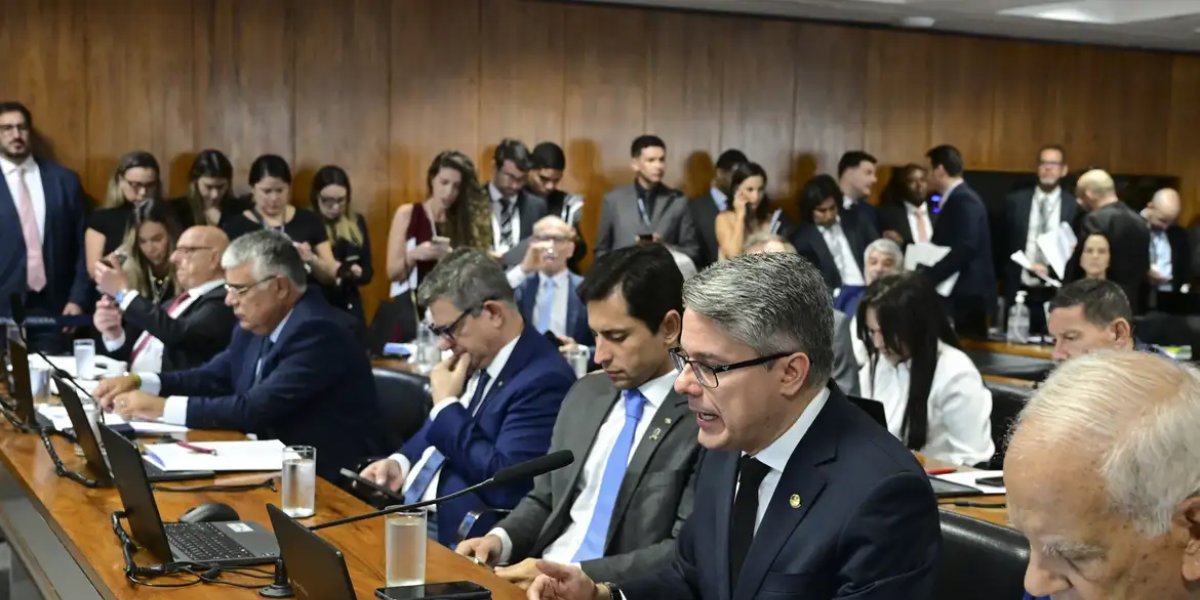 CCJ do Senado rejeita PEC da Blindagem e proposta é arquivada