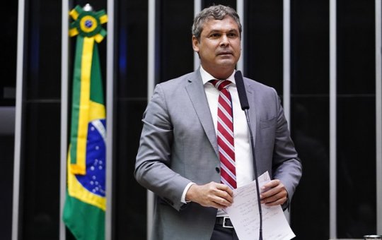 Lindbergh Farias, líder do PT na Câmara, comemora derrubada da PEC da Blindagem