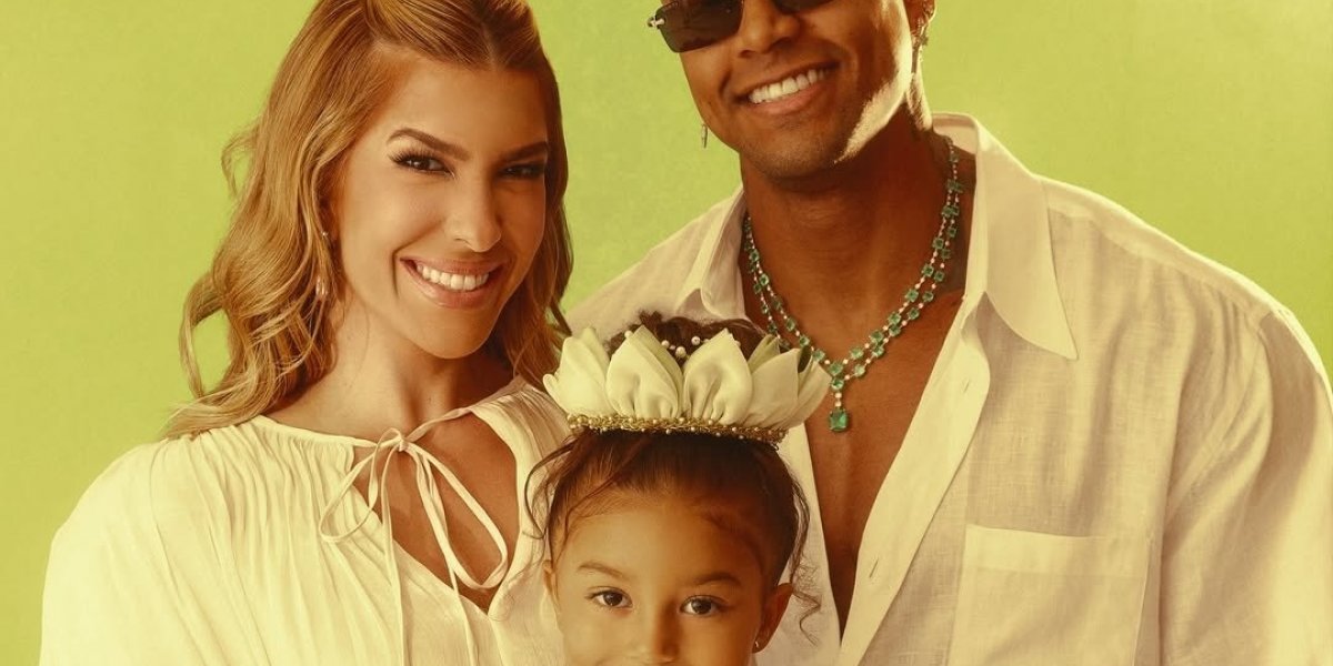 O cantor Léo Santana e a dançarina Lore Improta juntos com sua filha, Liz, de 4 anos