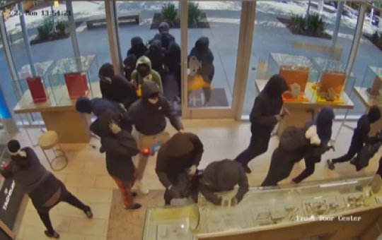 Nos EUA, um grupo de 20 homens invade joalheria e leva mais de US$ 1 milhão em mercadorias