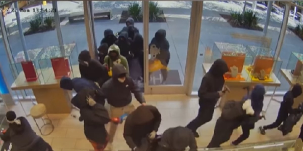 Cerca de 20 homens invadiram uma joalheria nos Estados Unidos