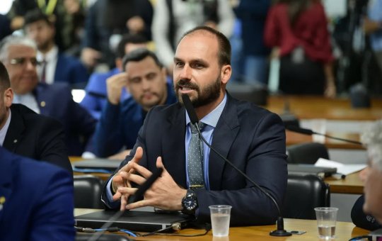 Eduardo Bolsonaro critica senadores após rejeição da PEC da Blindagem na CCJ: “Serviçais dos tiranos”