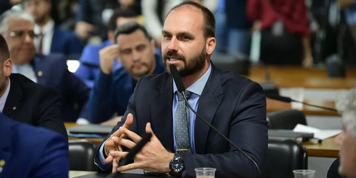 Eduardo Bolsonaro critica senadores após rejeição da PEC da Blindagem na CCJ: “Serviçais dos tiranos”