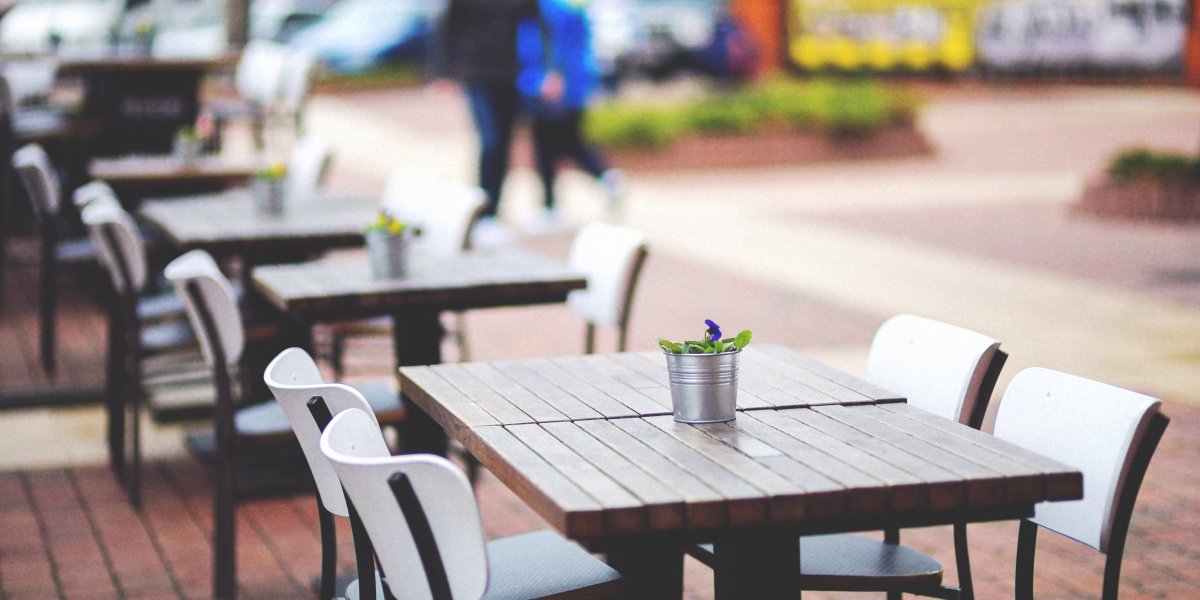 Mesas e cadeiras ocupam lugares nas calçadas.