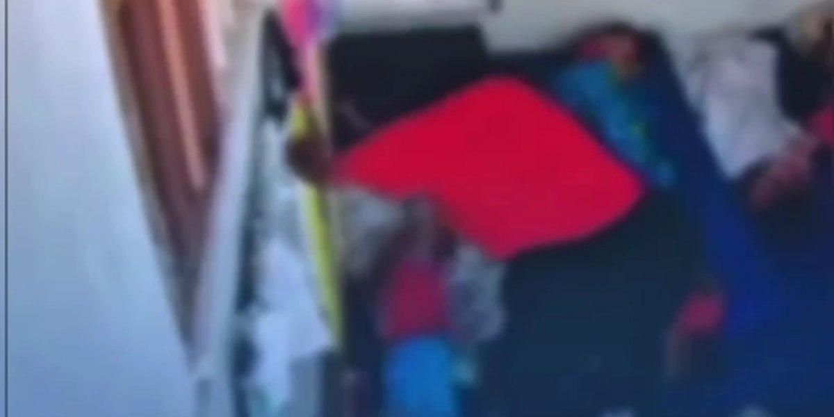 Professora foi gravada por câmeras de segurança