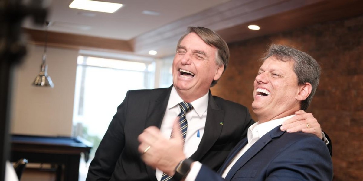Ex-presidente Jair Bolsonaro ao lado do governador de São Paulo, Tarcísio de Freitas