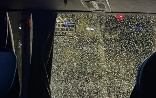 Foto de como ficou um dos vidros do ônibus