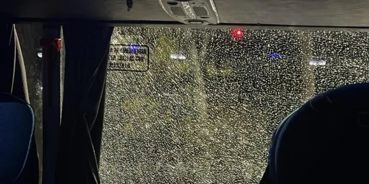 Foto de como ficou um dos vidros do ônibus