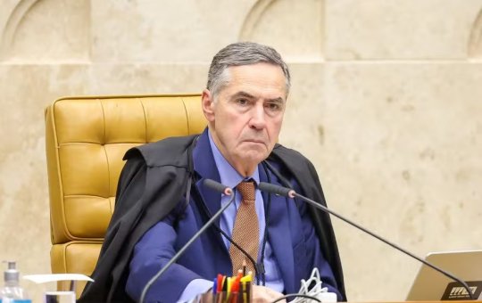 Em festa de despedida da presidência do STF, ministro Barroso canta samba-enredo no palco