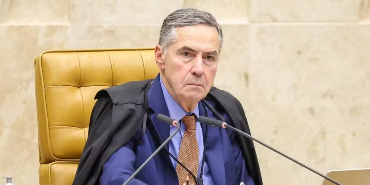 Em festa de despedida da presidência do STF, ministro Barroso canta samba-enredo no palco