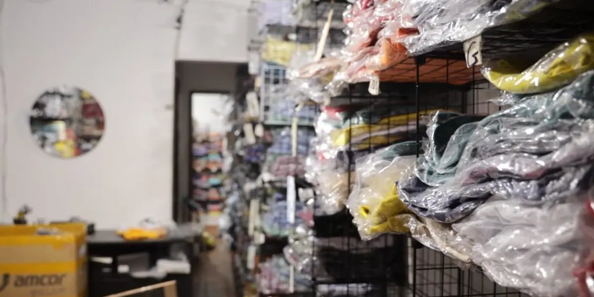 Roupas apreendidas durante a operação