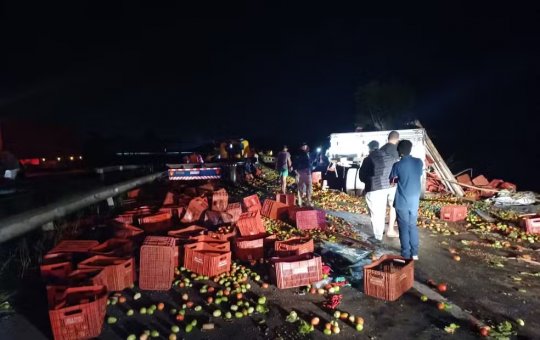 Três pessoas morreram após batida entre carro e caminhão na BR-116, em Feira de Santana