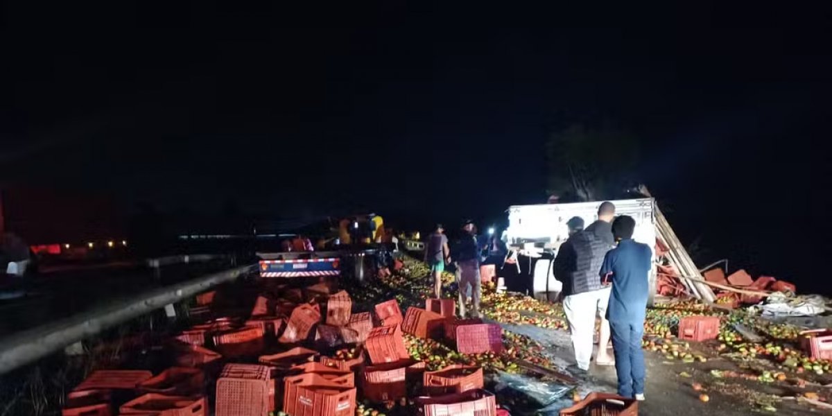 Foto do local do acidente após a batida