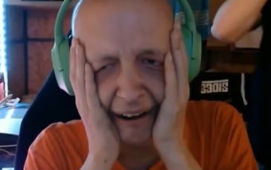 Streamer com câncer terminal leva golpe durante transmissão ao vivo e perde R$ 165 mil
