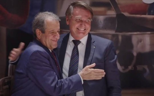 O presidente Jair Bolsonaro abraça o presidente do PL, o ex-deputado Valdemar Costa Neto 