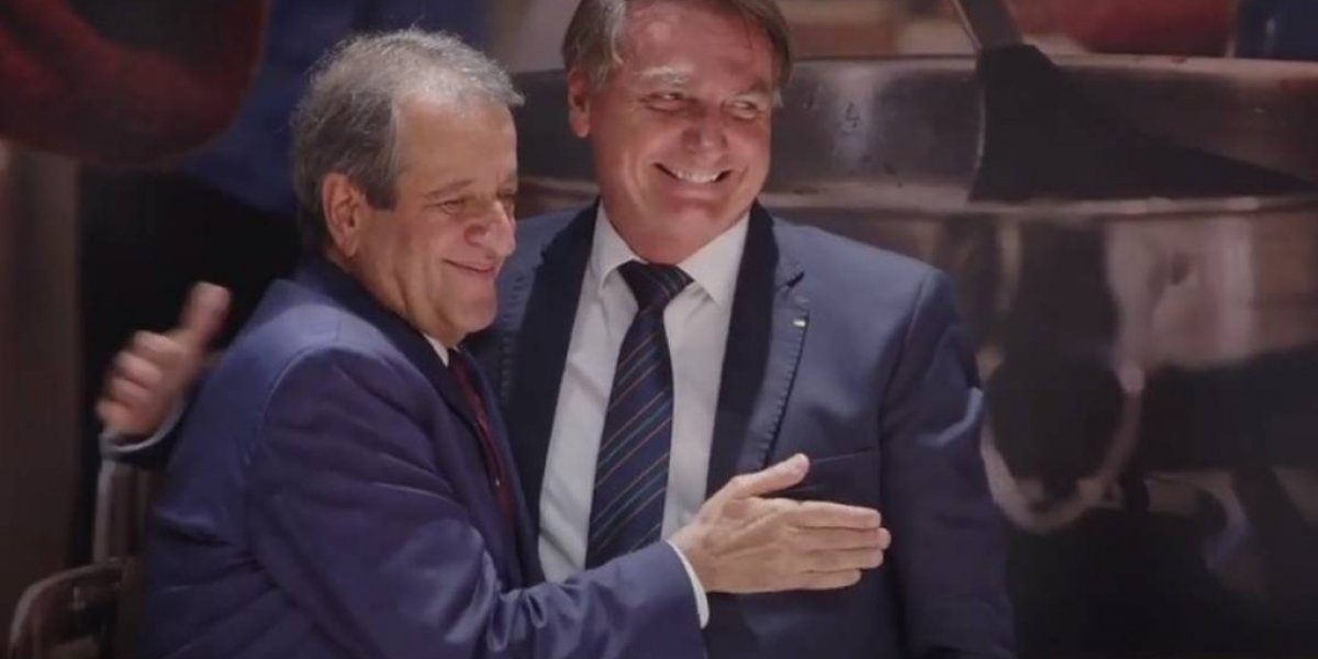O presidente Jair Bolsonaro abraça o presidente do PL, o ex-deputado Valdemar Costa Neto 