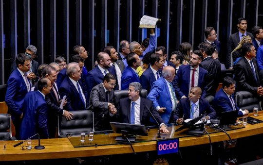 Deputado diz ter apoio de 8 partidos para reduzir penas de condenados por atos golpistas