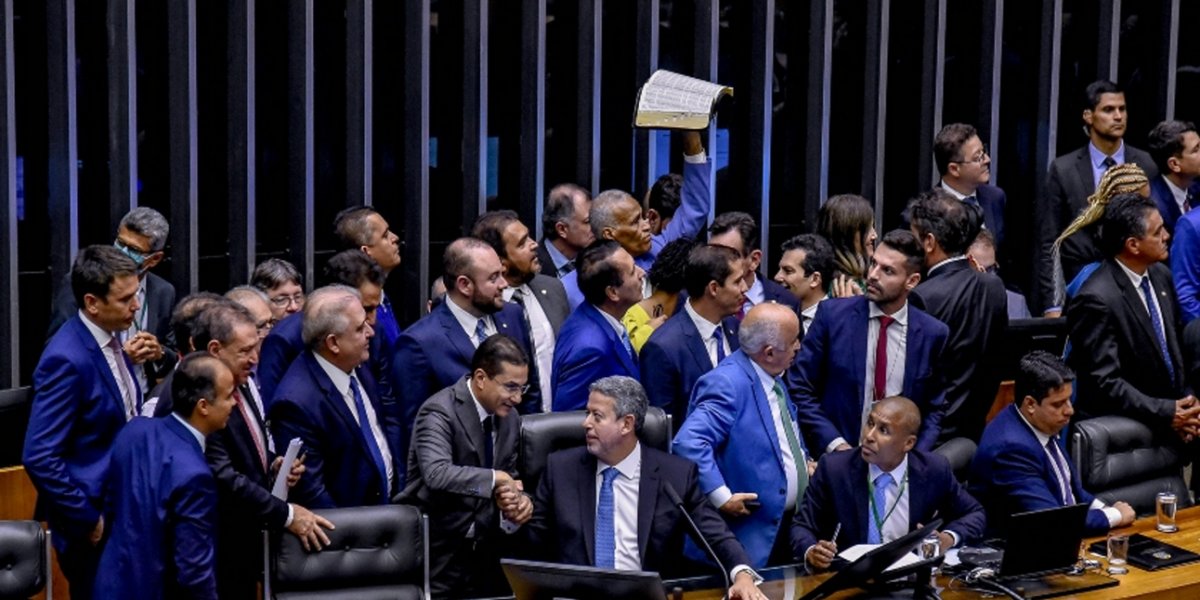 Deputado diz ter apoio de 8 partidos para reduzir penas de condenados por atos golpistas
