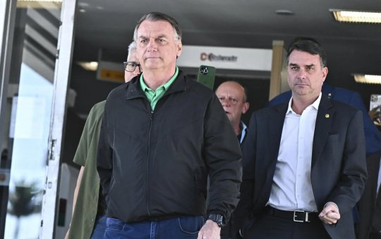 Aliados sugerem que Bolsonaro use Flávio para “dar uma dura” em Eduardo nos EUA