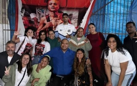 Fernanda Valença, noiva de Oruam, organiza vigília em frente ao presídio em que o cantor está preso