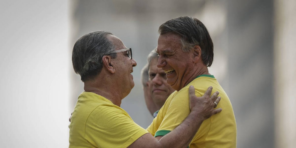 Pastor Silas Malafaia abraça o ex-presidente Jair Bolsonaro. Tarcísio de Freitas aparece ao fundo