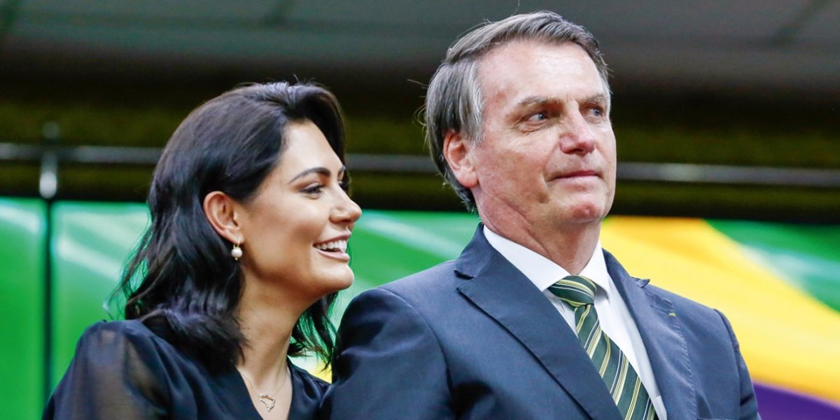 Bolsonaro ao lado da sua esposa Michelle