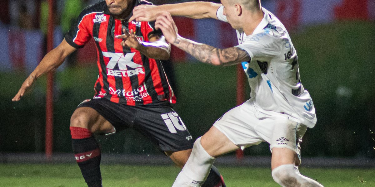 Ronald, meio-campista do Vitória, enfrenta Igor Serrote, jovem da base do Grêmio