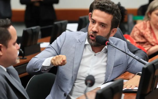 Janones é cobiçado por três partidos e deve deixar o Avante antes de 2026