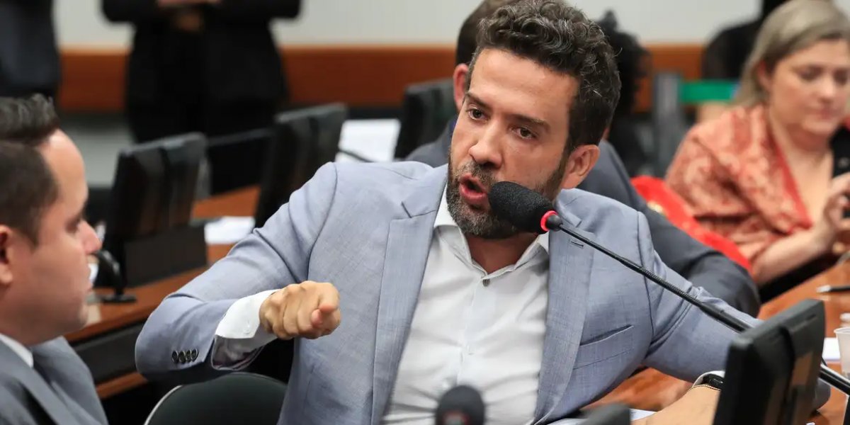 Janones é cobiçado por três partidos e deve deixar o Avante antes de 2026