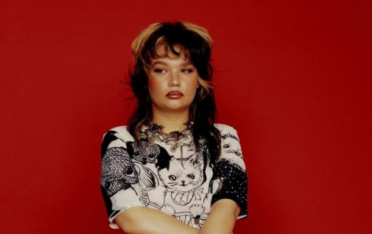 Lola Young desmaia durante apresentação ao vivo e deixa fãs assustados; veja