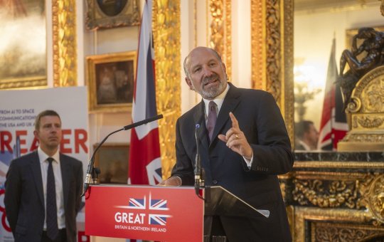 Secretário de Trump afirma que Brasil prejudica Estados Unidos e precisa ser 'consertado'