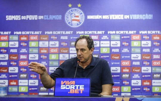 Rogério Ceni rebate críticas de Abel Ferreira e alfineta o Palmeiras: "Pra quem joga em sintético, reclamar fica feio"
