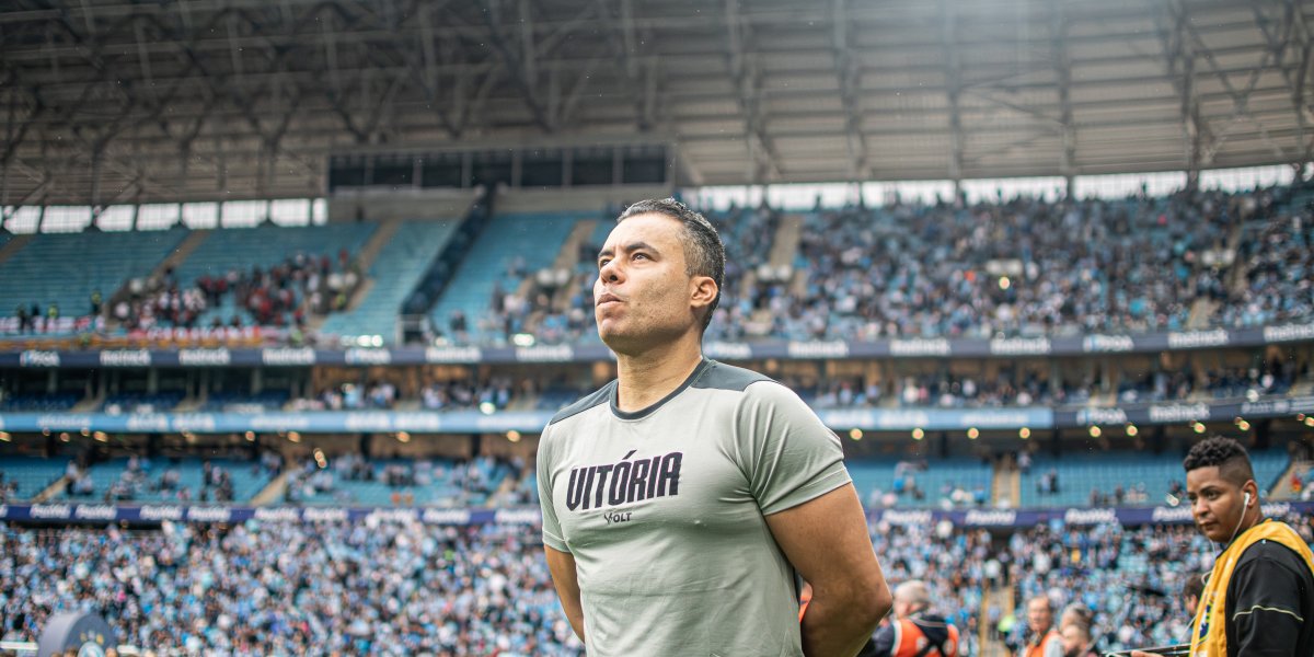 Jair Ventura no momento da execução do hino nacional